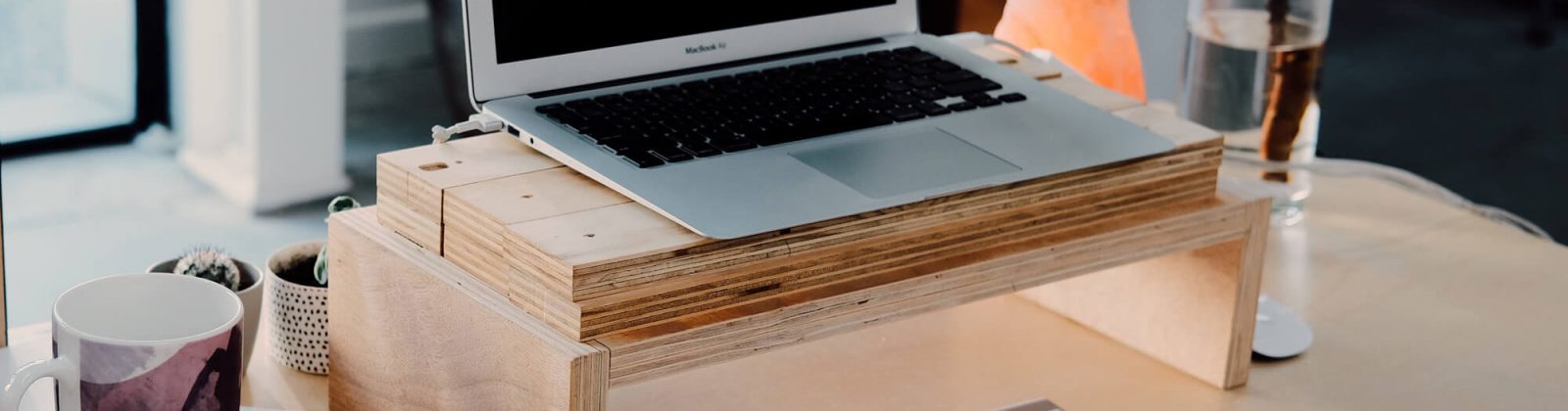 un bureau en bois avec un ordinateur portable - Chapô - création de contenu